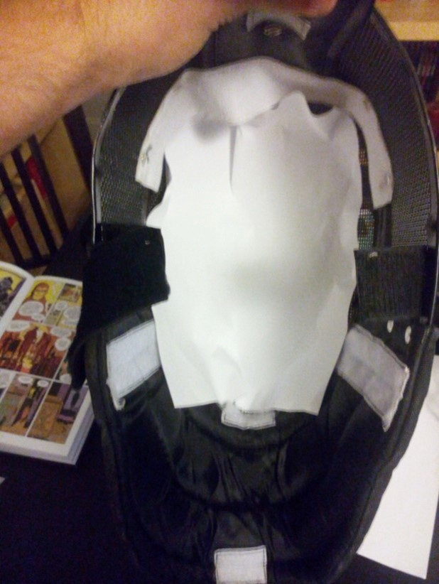 Vue intérieure du masque, protégée par une feuille de papier placée derrière la grille.